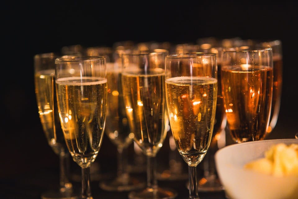 Champagnergläser im warmen Kerzenlicht