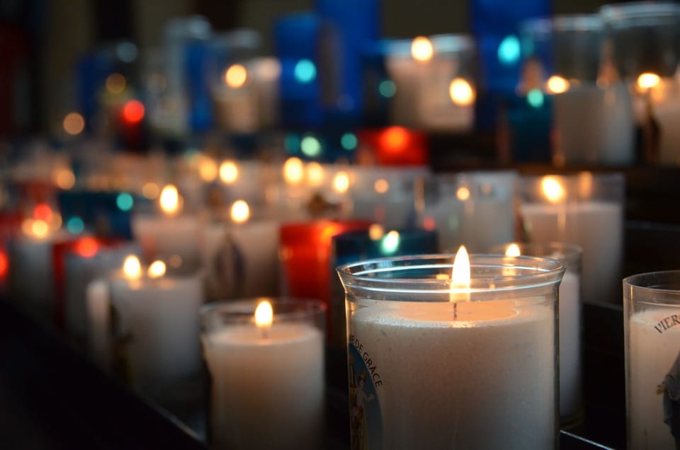 Brennende Opferkerzen in einer Kirche
